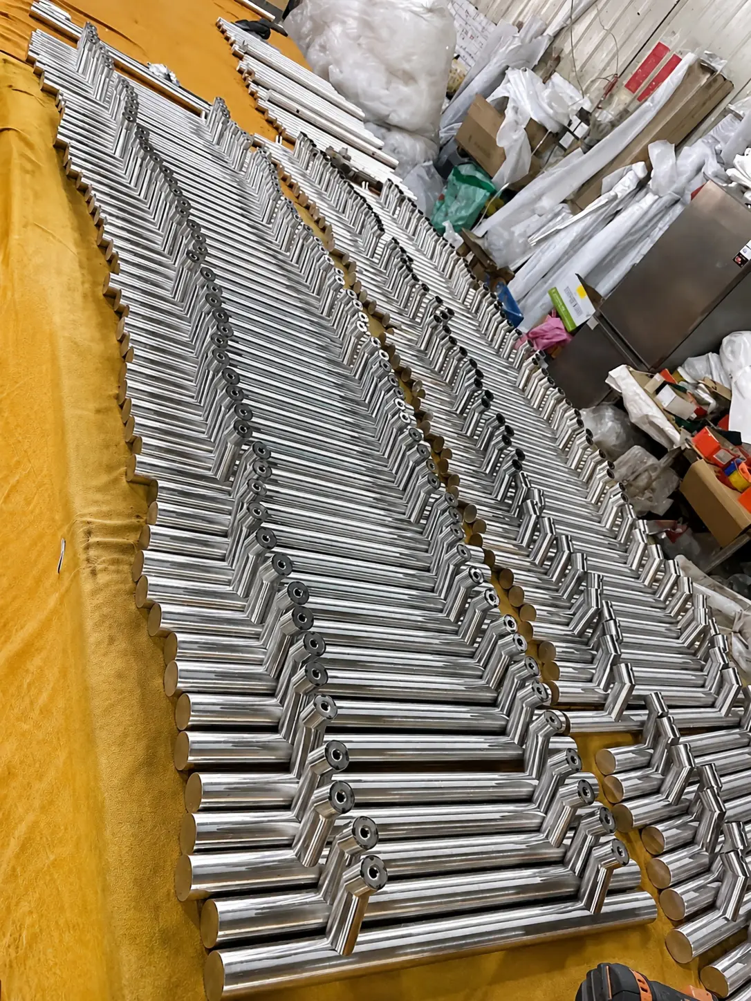 Componentes tubulares de manillones para puertas de vidrio preparados para producción por lotes